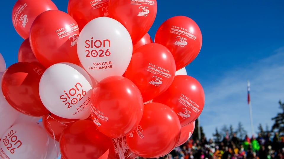 Luftballone mit dem Aufdruck «Sion 2026»