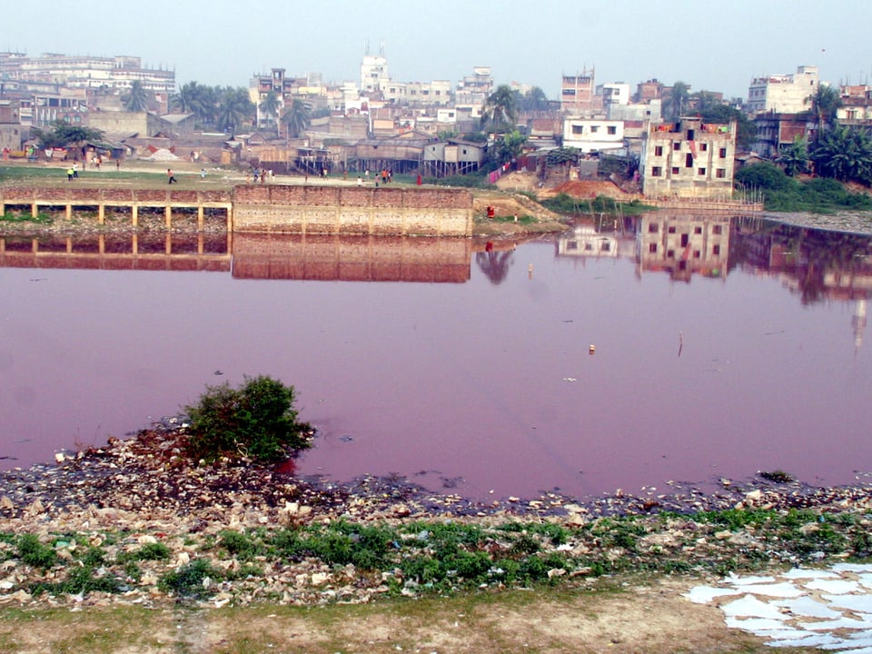 Chemikalien der Gerbereien in Hazarlbagh in Bangladesch färben das Wasser des Buriganga-Flusses rot.