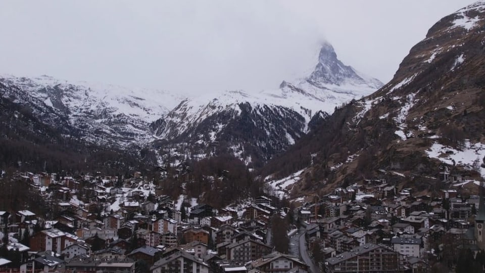 Blick auf das Dorf Zermatt und das Matterhorn hinter Wolken