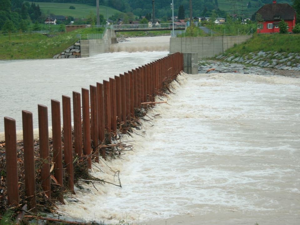 Strömende Wassermassen der kleinen Emme an der Holzrückhalteanlage Ettisbühl in Malters (LU).