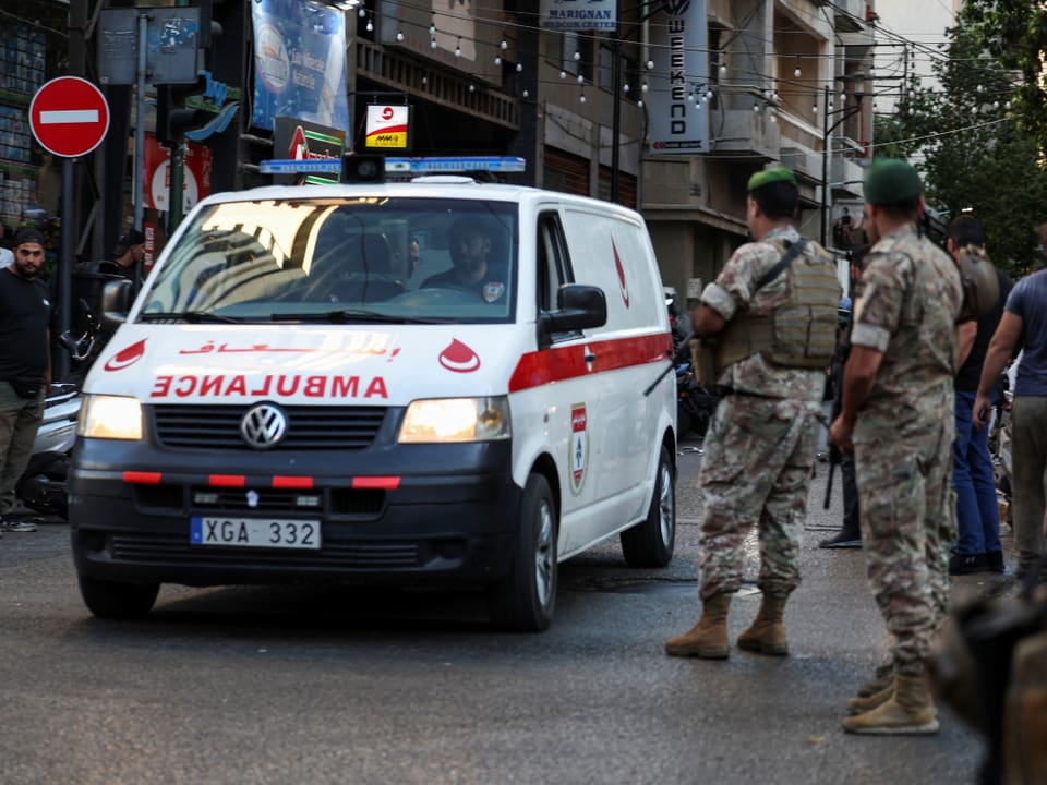 Soldados em frente a um hospital em Beirute para onde foram levados feridos.