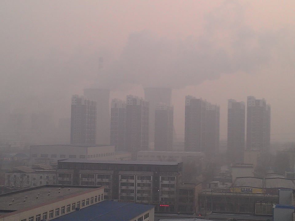 Smog über Hochhäusern