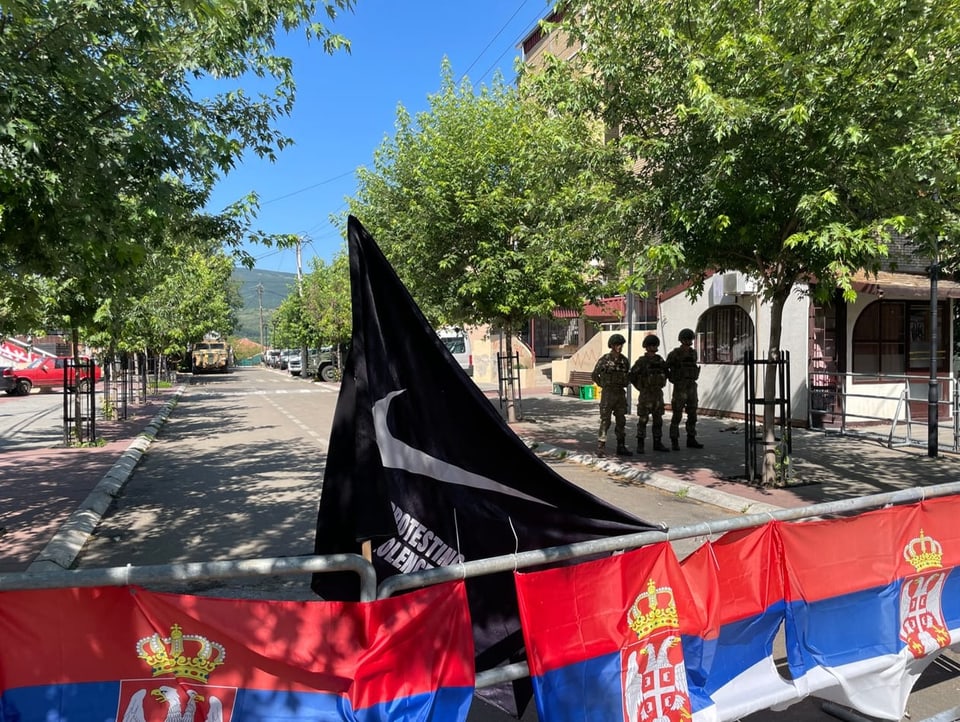 Ushtarët e KFOR-it ruajnë Shtëpinë Komunale të Zveçanit.