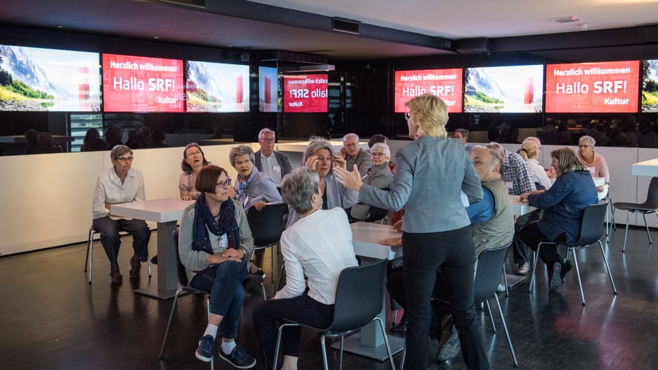 Die Gäste von «Hallo SRF! Kultur» warten, bis sie ins Studio geführt werden.