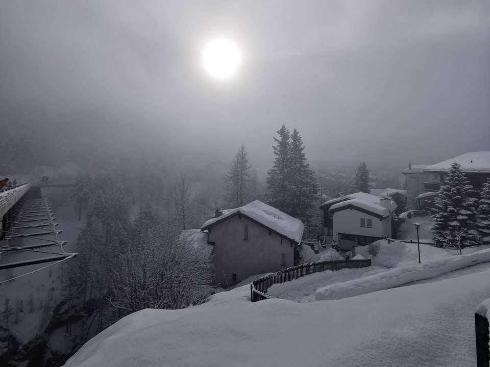 Ein grauer Wintertag in den Bergen.