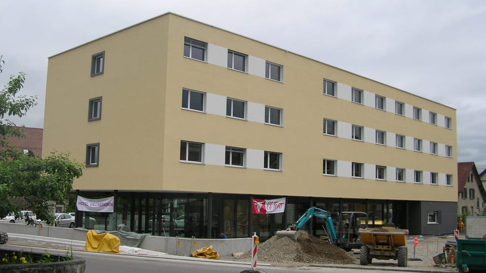 Vierstöckiges gelb-weisses Gebäude - das Hotel Villmergen