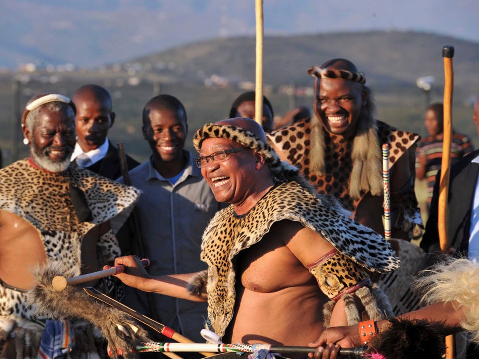 Zuma tanzt bei einer traditionellen Hochzeitszeremonie