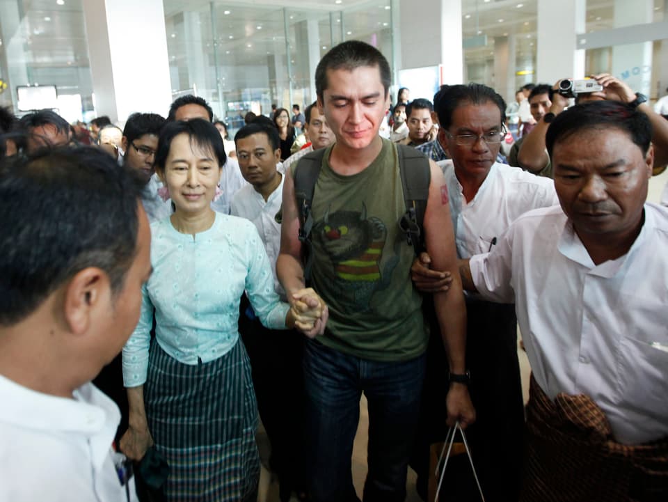 Aung San Suu Kyi (linke Seite) mit Sohn Kim Aris (rechte Seite) inmitten einer Menschenmenge
