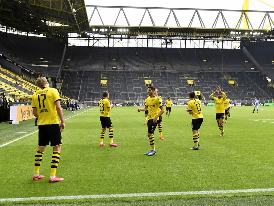 Dortmund-Spieler bejubeln Treffer.