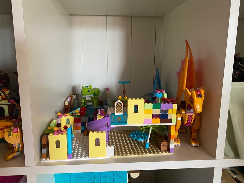 Marilou hat ein Pirattenschiff gebaut mit Lego Bausteinen. 