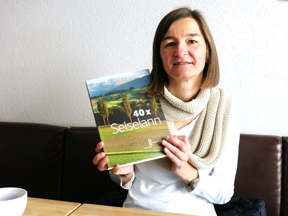 Corinne Aeberhard hält das Buch «40x Seiselann» in den Händen.
