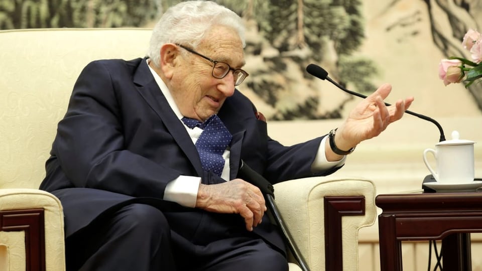 Kissinger in einem Sessel