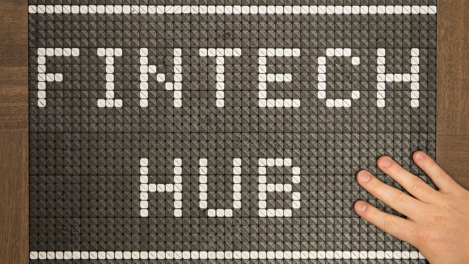Schild «Fintech-Hub» am Eingang des Fintech-Zentrums der Deutschen Börse in Frankfurt am Main.