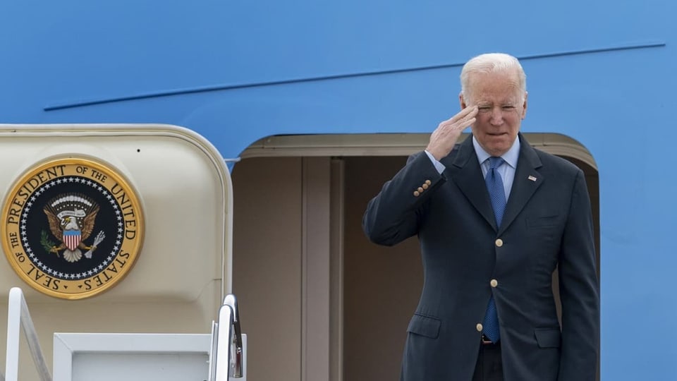 Vor dem Einsteigen in das Präsidentenflugzeug dreht Biden sich um und salutiert. 