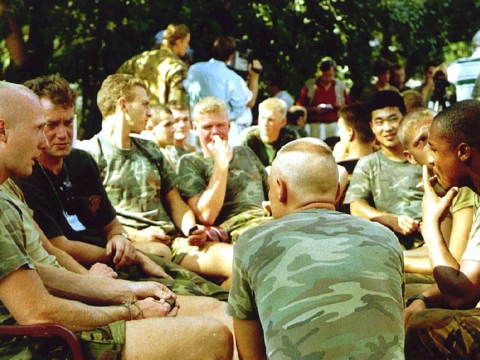 Soldaten sitzen in einer Runde und sprechen