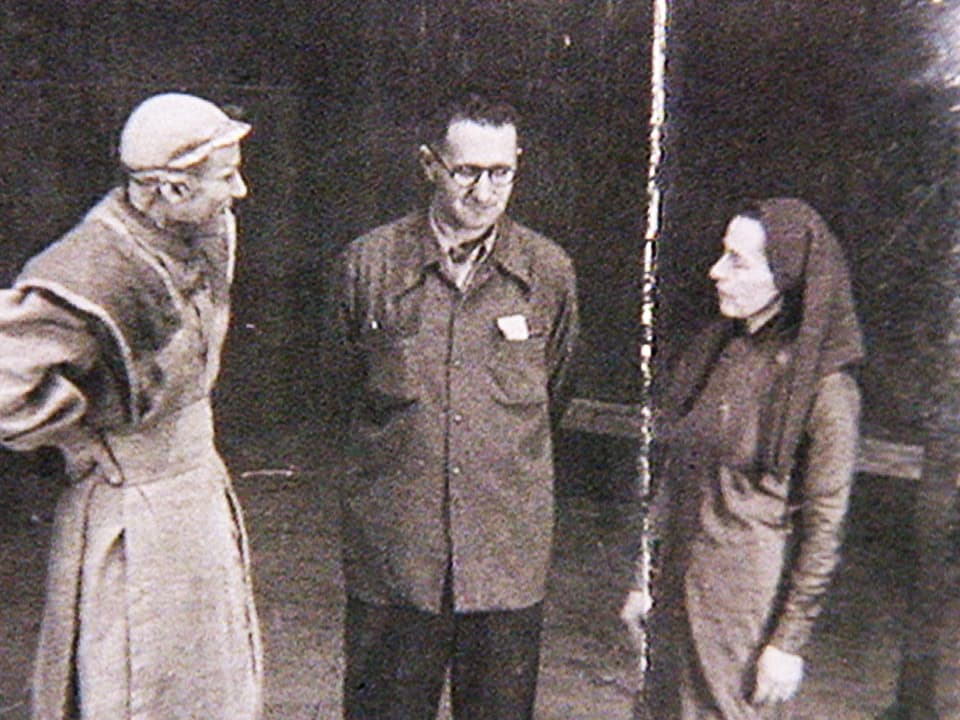Fritz Gaugler, Bertolt Brecht und Helene Weigel 1948 in Chur bei einer Bühnenprobe.