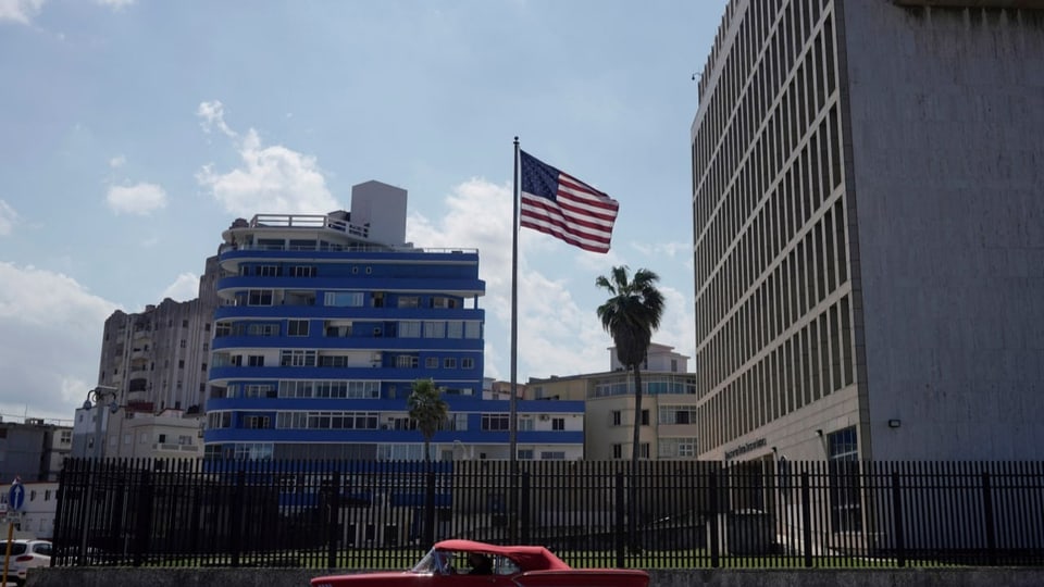 Ein Oldtimer steht vor der US-Botschaft in Havana.
