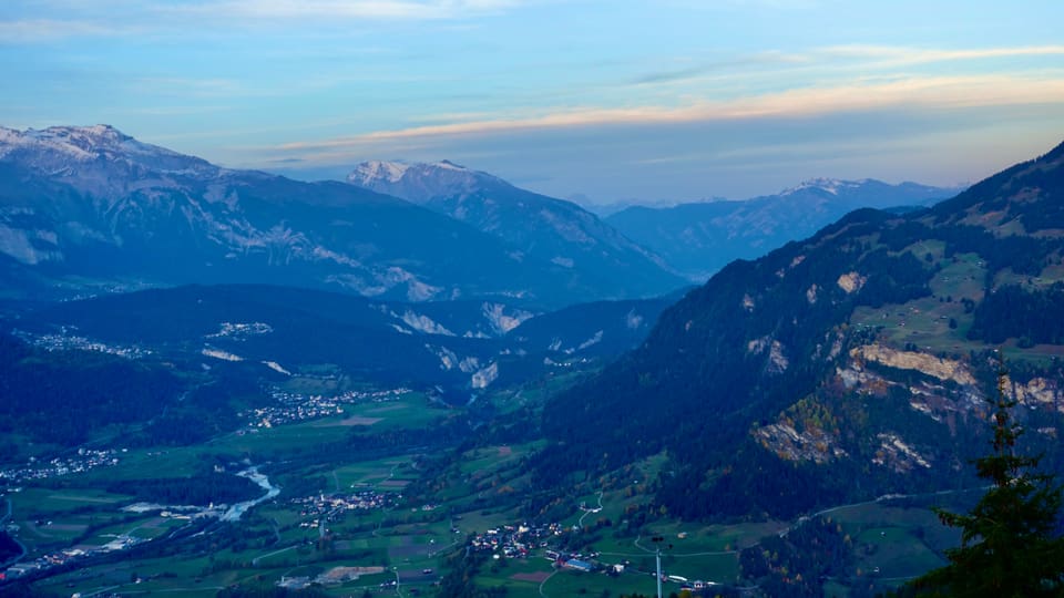 Blick von der Bündner Rigi durch das Vorderrheintal bis nach Chur.