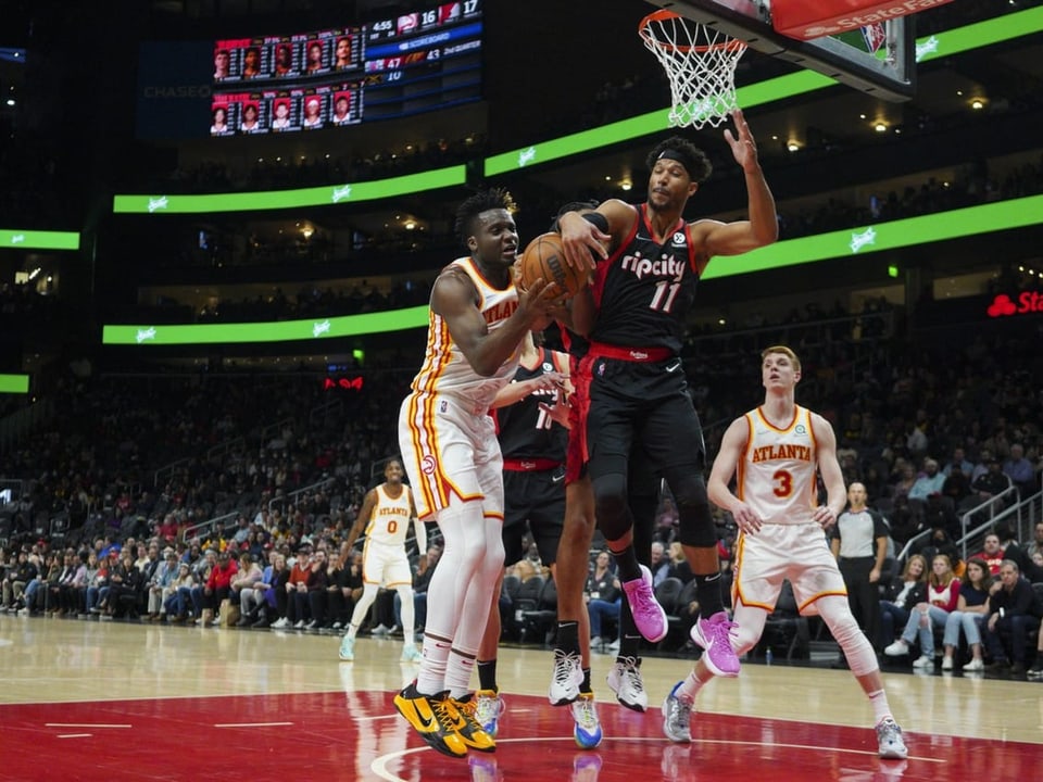 Erneut stark unter dem Korb Clint Capela (l.) im Duell mit Josh Hart.