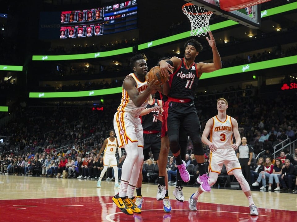 Clint Capela (l.) im Duell mit Josh Hart.