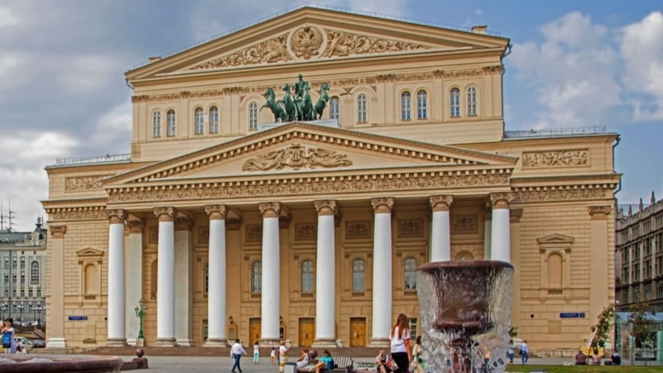 Neoklassische Operfassade mit zwei Springbrunnen