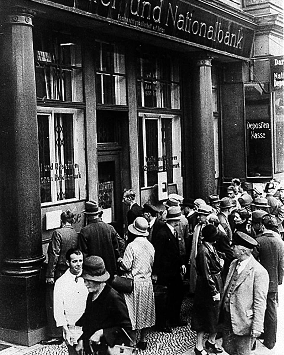 Eine Menschenmenge versammelt sich vor der Darmstädter Nationalbank in Berlin, 1931.