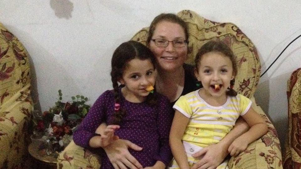 Karin Trachsel mit beiden Töchtern Nuran und Sarah in Kairo