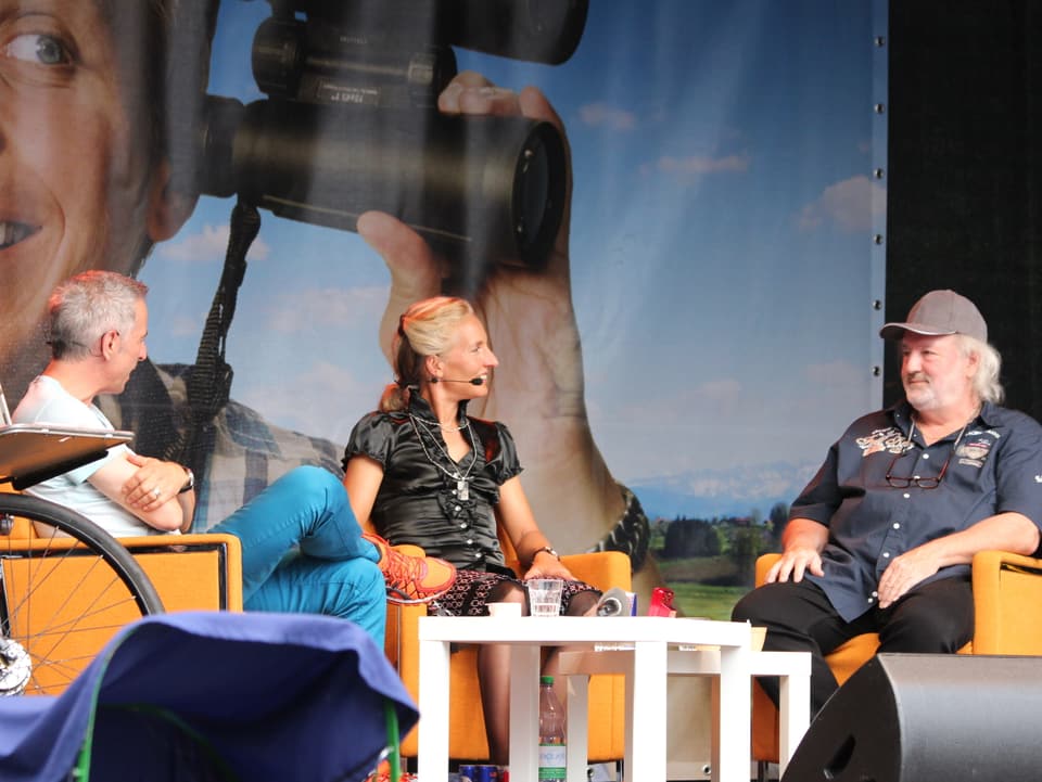Auf der Bühne Dani Fohrler, Natascha Badmann und Peach Weber sitzend. 