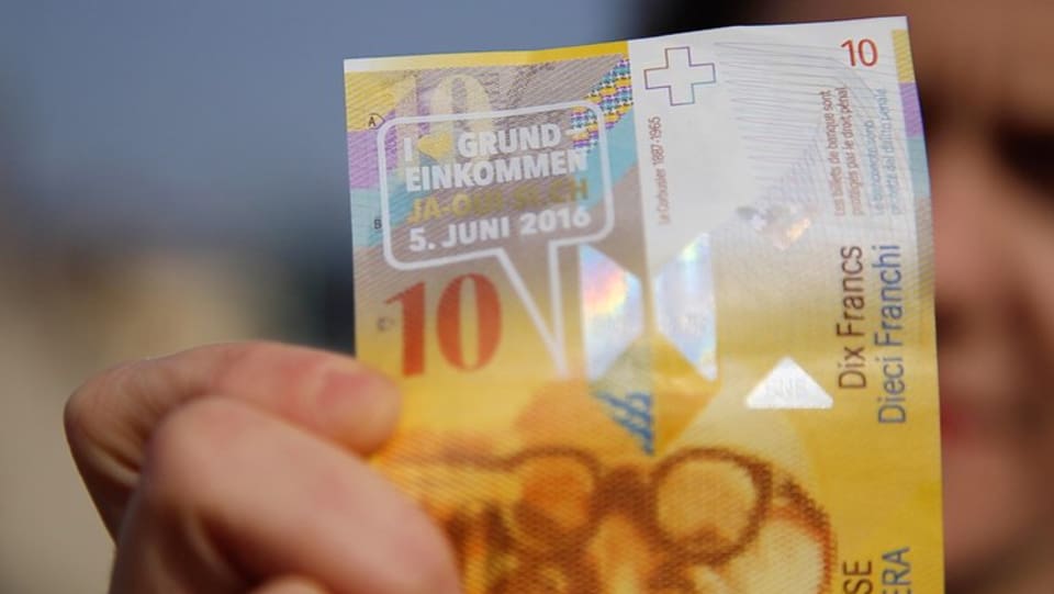 Eine Zehn-Franken-Note mit einem Aufkleber für ein Ja zur Volksinitiative.