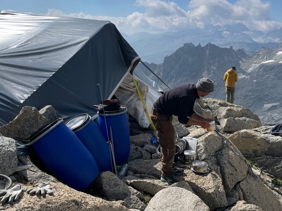 Das Biwak der Strahler auf 3000 Metern Höhe oberhalb des Tiefengletschers.