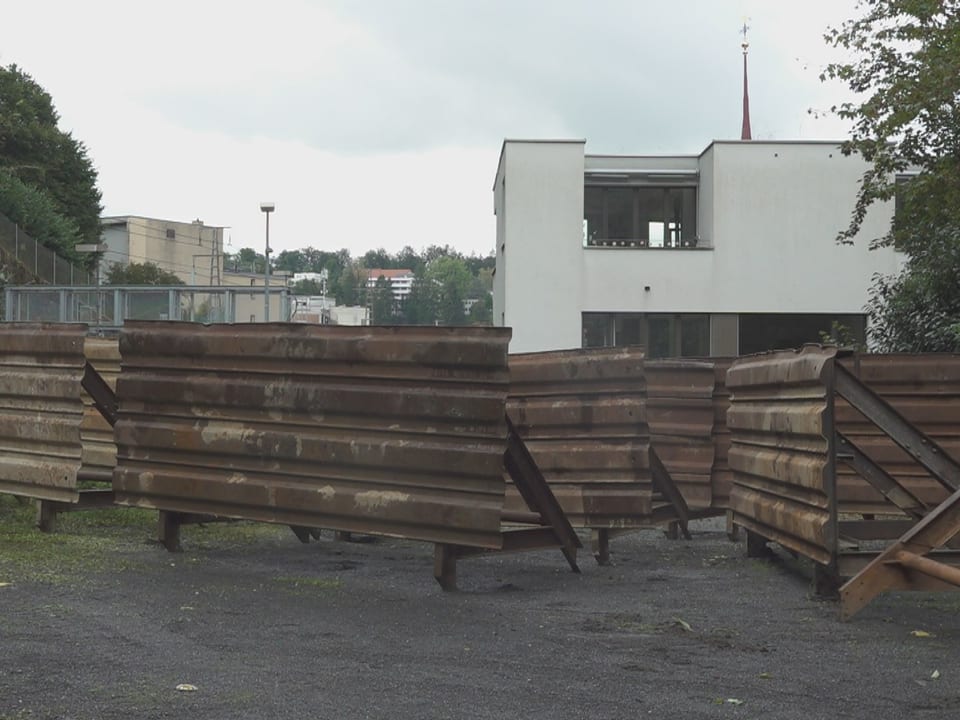 Paliçadas de aço em frente a edifícios residenciais.