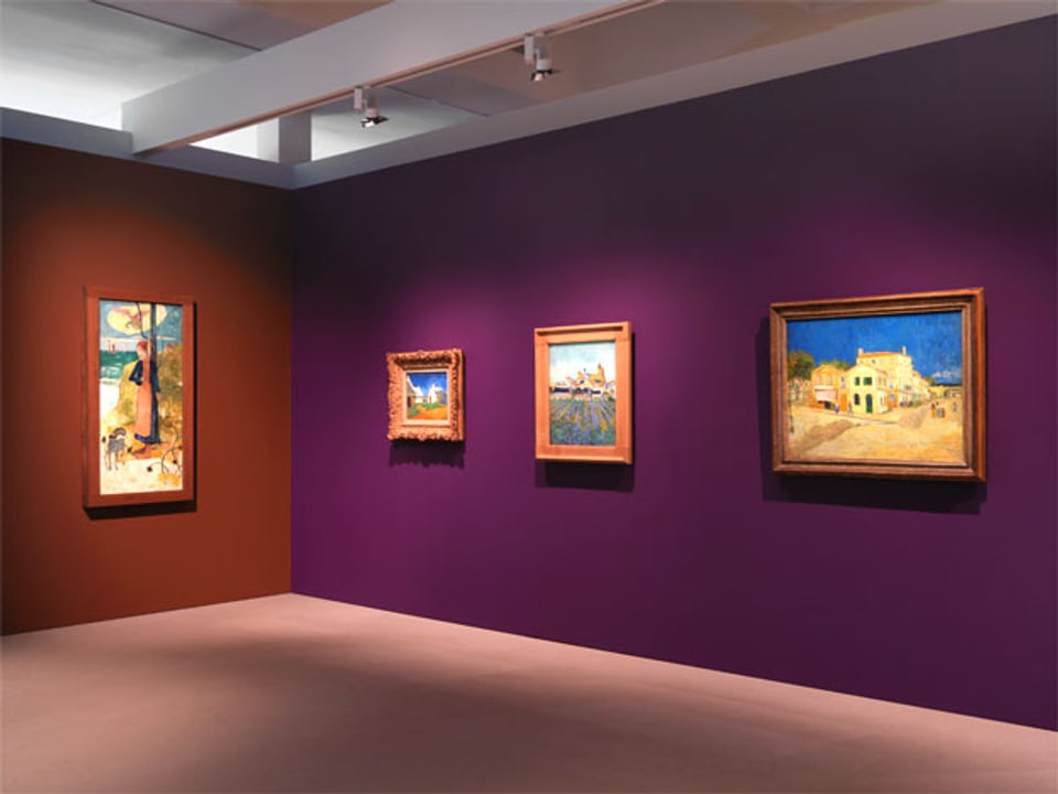 Raum mit Wänden in lila und braun mit Van Gogh Bildern.