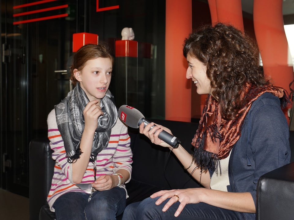 Redaktorin Felicie Notter interviewt ein Mädchen.