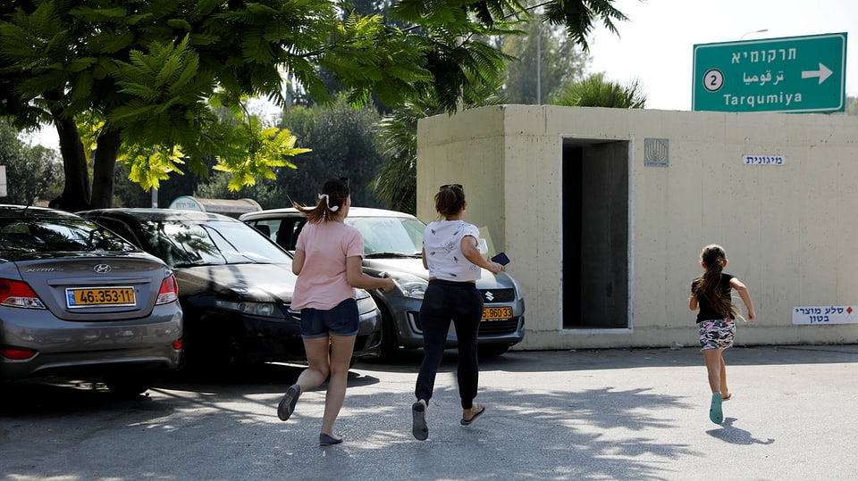 Menschen rennen wegen Bombenalarms zu einem Shelter in Israel
