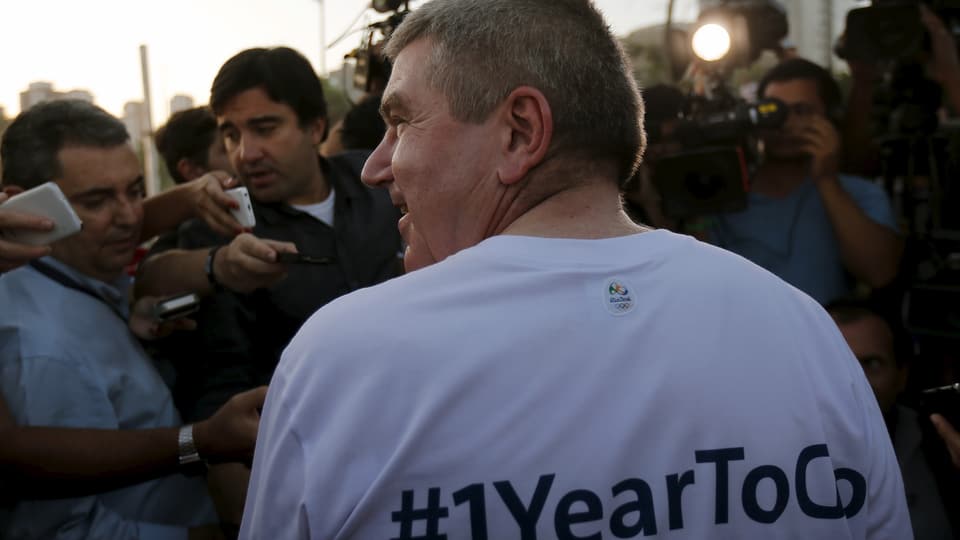 Thomas Bach trägt ein T-Shirt mit der Aufschrift «#1YearToGo» auf dem Rücken.