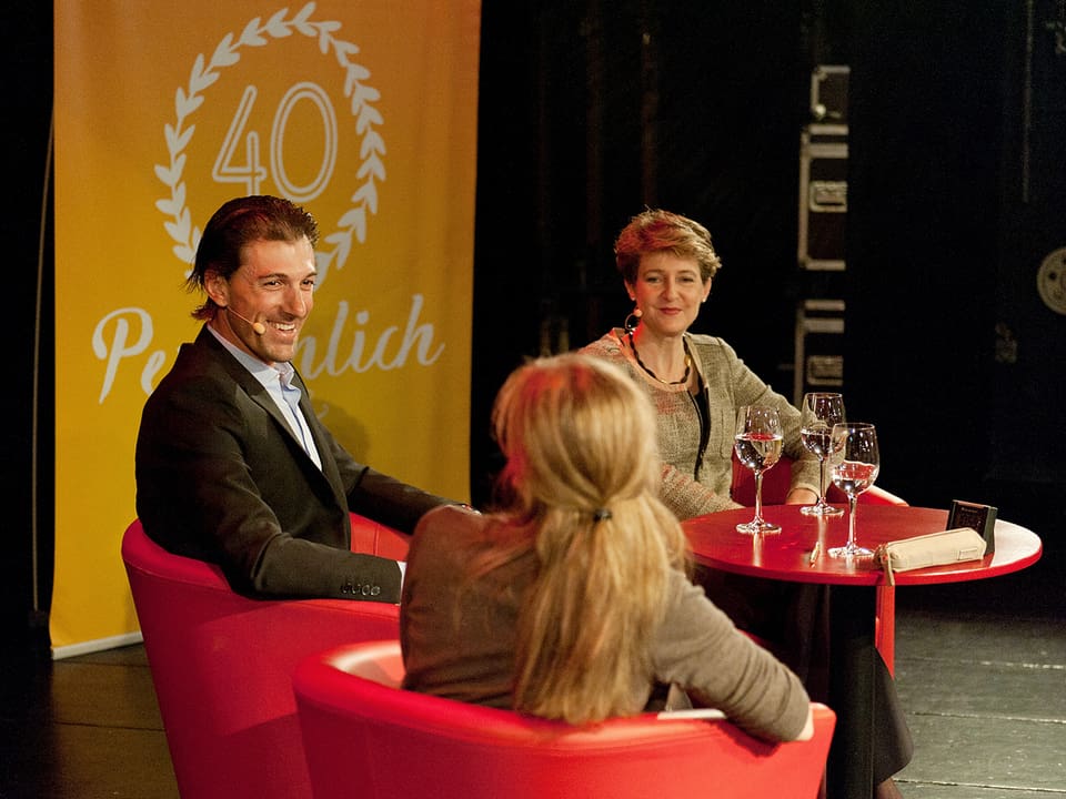 Simonetta Sommaruga und Fabian Cancellara auf der Bühne im Gespräch mit Anita Richner.