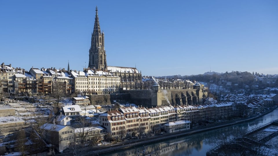In der Stadt Bern beträgt die Leerwohnungsziffer 0.55 Prozent. Man sieht das Münster und die Altstadt.
