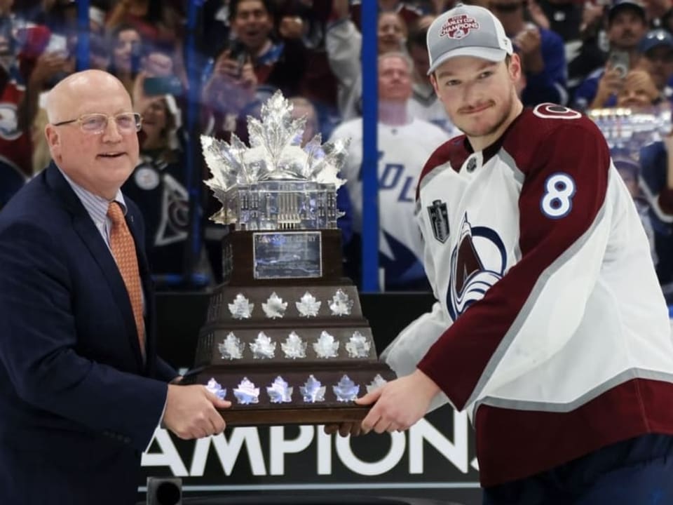 Der stellvertretende NHL-Commissioner Bill Daly überreicht Cale Makar die Conn Smythe Trophy.