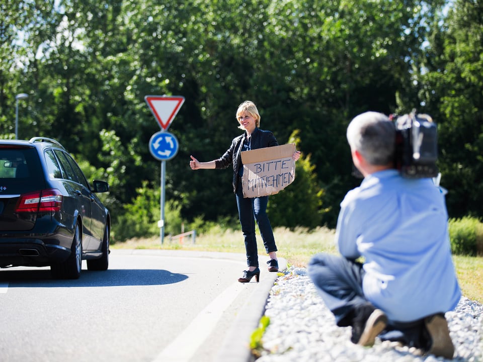 Sabine Dahinden macht Autostopp und wird dabei gefilmt.
