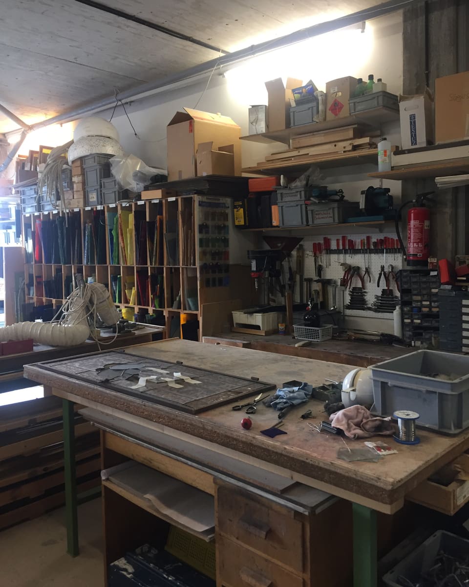 Eine Werkstatt mit vielem Materialien und Werkzeugen.