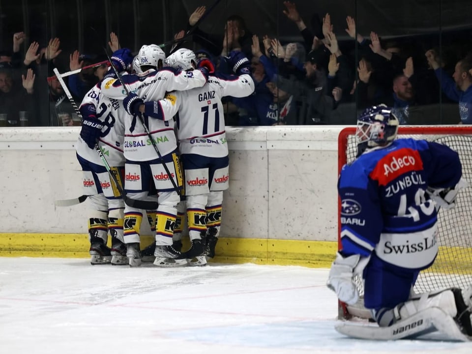 Der erste Schritt ist gemacht Jubelnde Eishockeyspieler