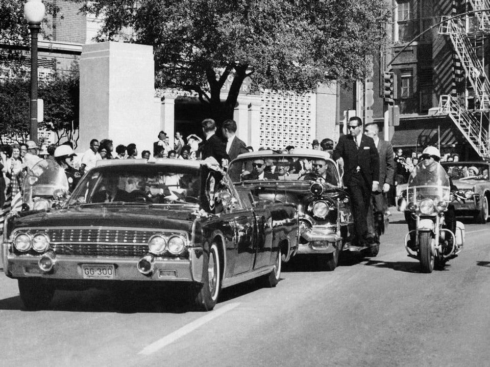 Der Konvoi von John F. Kennedy in Dallas.