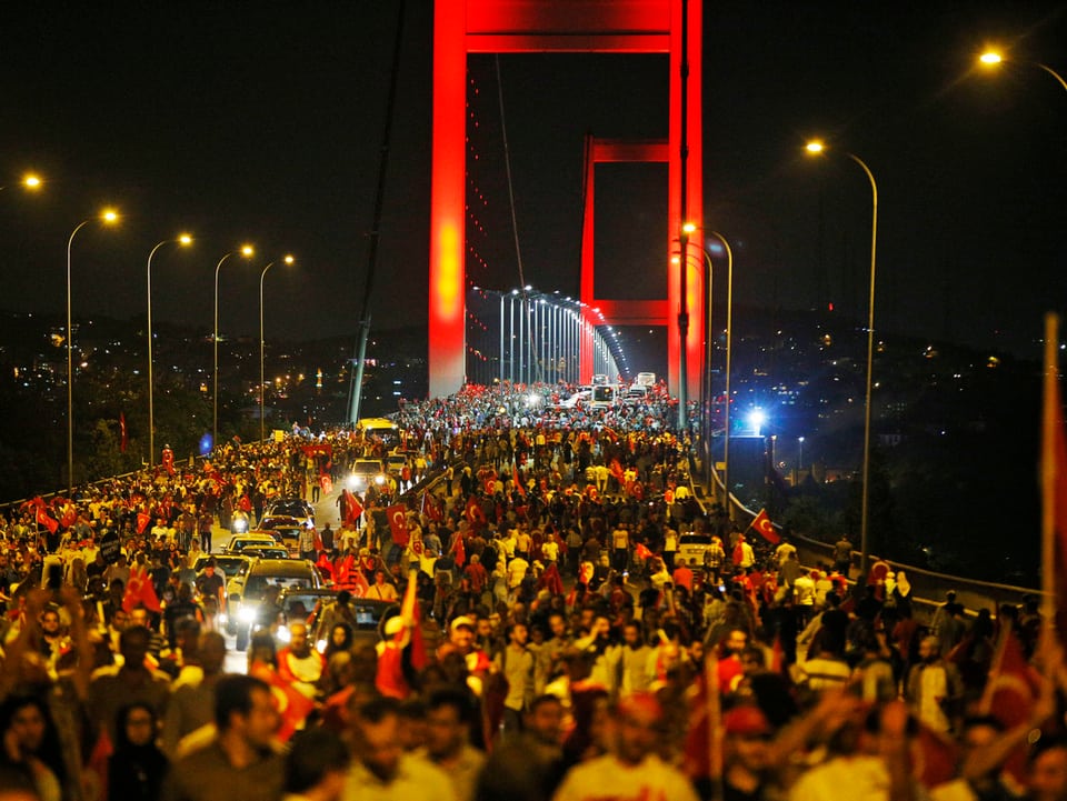 Nach dem gescheiterten Putsch versammelten sich Erdogan-Anhänger auf der Bosporus-Brücke.