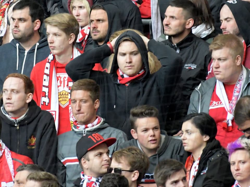 Konsternierte Fans des VfB Suttgart.
