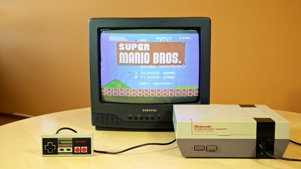 Ein Röhren-TV und die Original-NES.