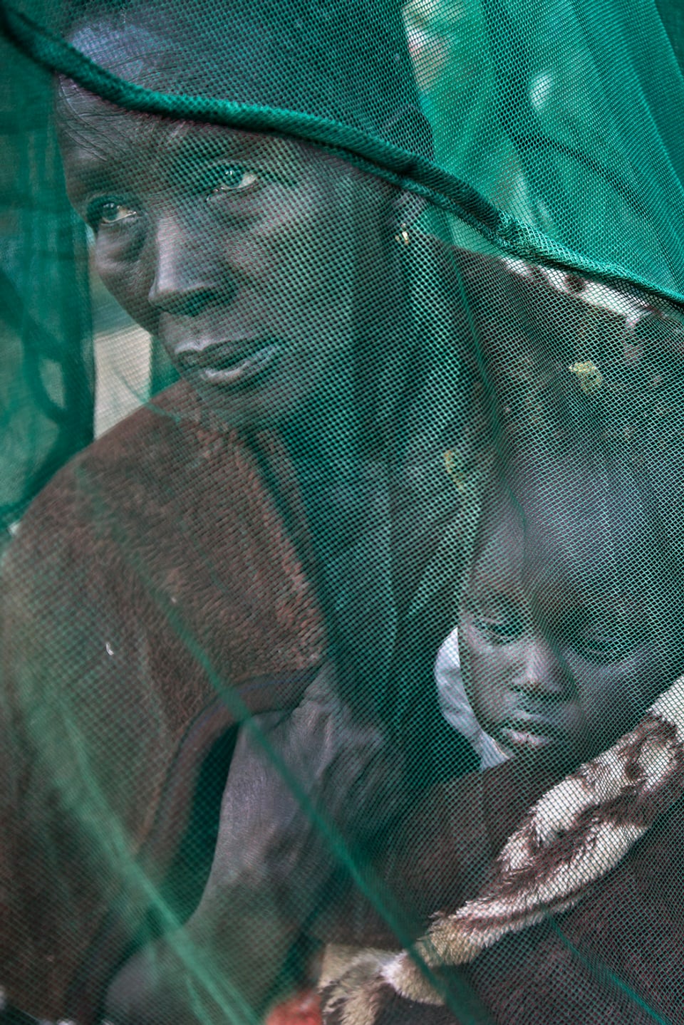 Ein Baby wird von seiner Mutter gehalten. Aufnahme aus einem Flüchtlingscamp bei Awerial im Südsudan.