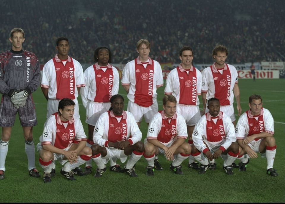 Mannschaftsbild mit Goalie Van der Sar, Litmanen, Kluivert, Overmars, Blind und den Gebrüdern De Boer.
