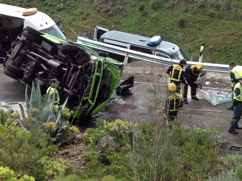 Der verunfallte Bus auf der Strasse zwischen den Ortschaften La Pasadilla und Cazadora auf Cran Canaria. (rtvces)