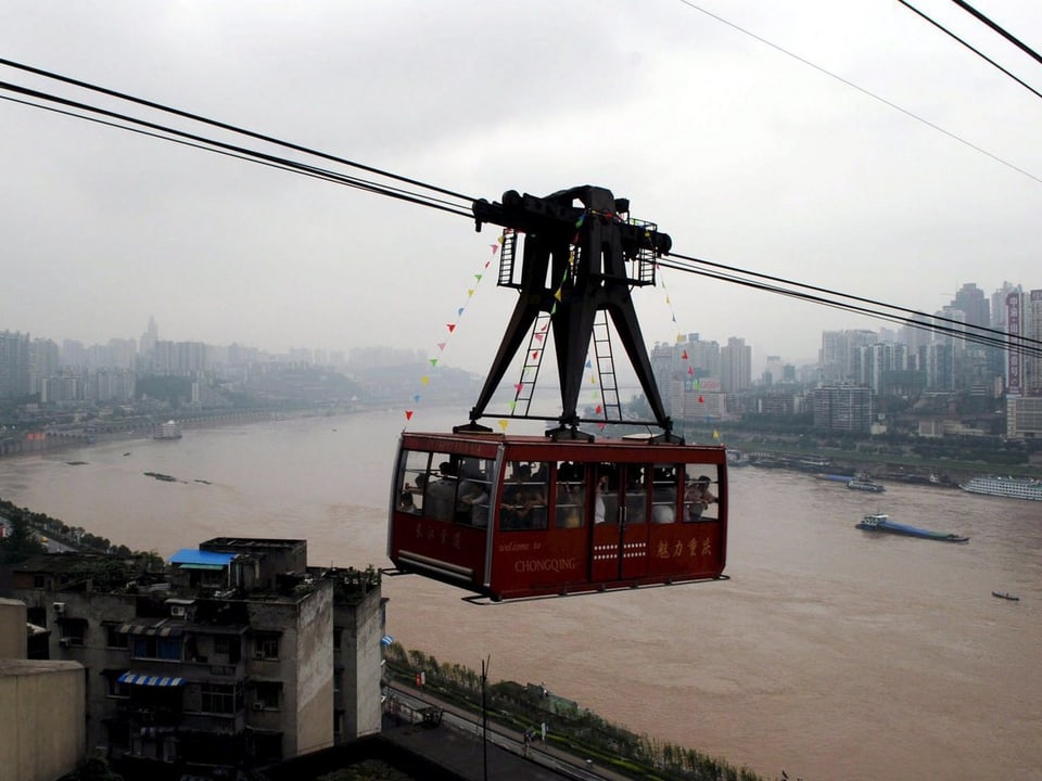 Die Seilbahn von Chongqing schwebr über den Fluss der Stadt.