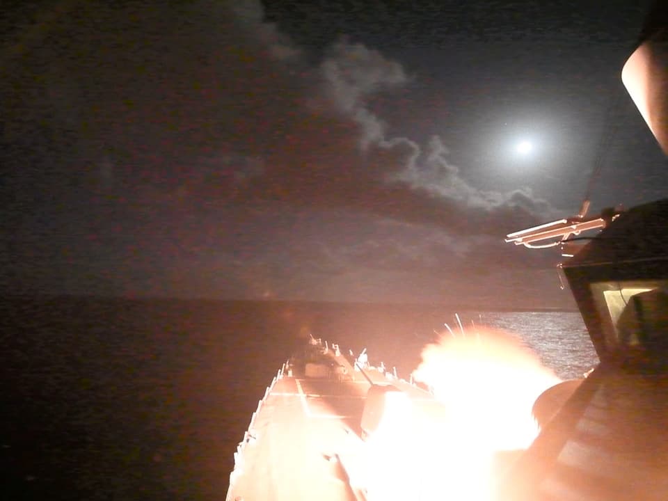 Ein US-Armeeschiff feuert Raketen ab.